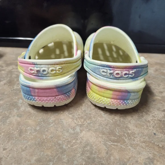 CROCS White Slippers with Classic Comfort Design - Picture 4 of 8